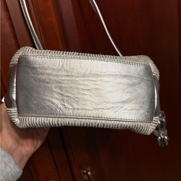 Cache Made in Italy Silver Metallic Leather Crossbody Bag Purse - Picture 5 of 11
